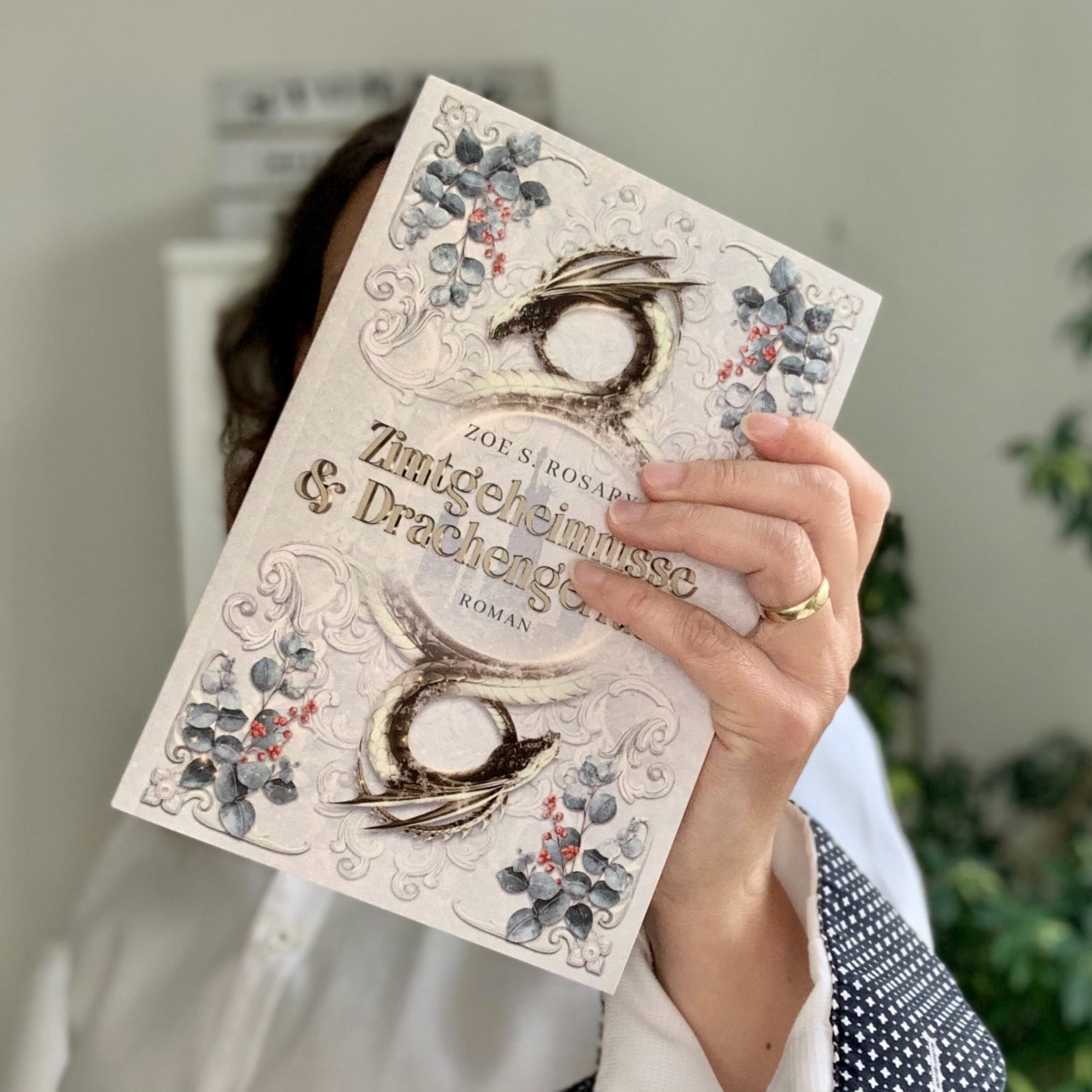 Zimtgeheimnisse und Drachengeflüster - Der Weihnachtsromar 2025 von Zoe S. Rosary